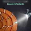 Cuerda reflectante para perros: seguridad en paseos nocturnos Cuerda para perros naranja con detalles reflectantes, iluminada por una luz