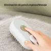 Cepillo para gatos con tres funciones: Eliminador de pelo, limpieza y masaje, mostrando una mano presionando el botón central