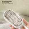 Cepillo para gatos que adsorbe el pelo, mostrando pelo adherido a las cerdas